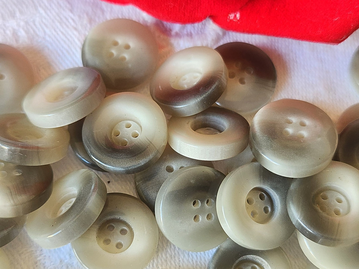 Lot 30 boutons vintage  gris chiné camaieu 1,5 cm trou ref 722