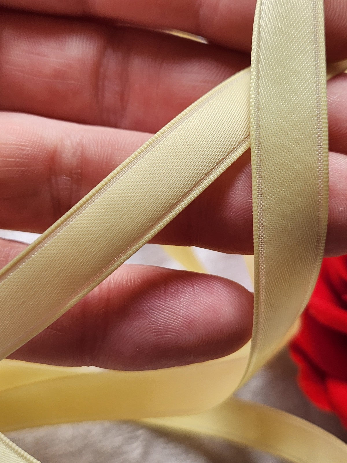 Ruban fin ancien nylon jaune  épais 10 mètres sur 1 cm modiste mercerie B5 n°21