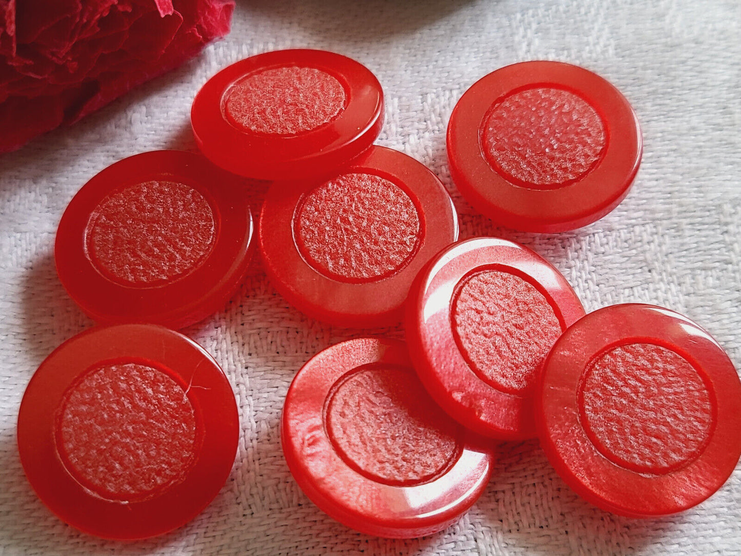 Lot 8 boutons vintage rouge cœur mat pourtour nacré petit pied  1,4 cm ref 5503