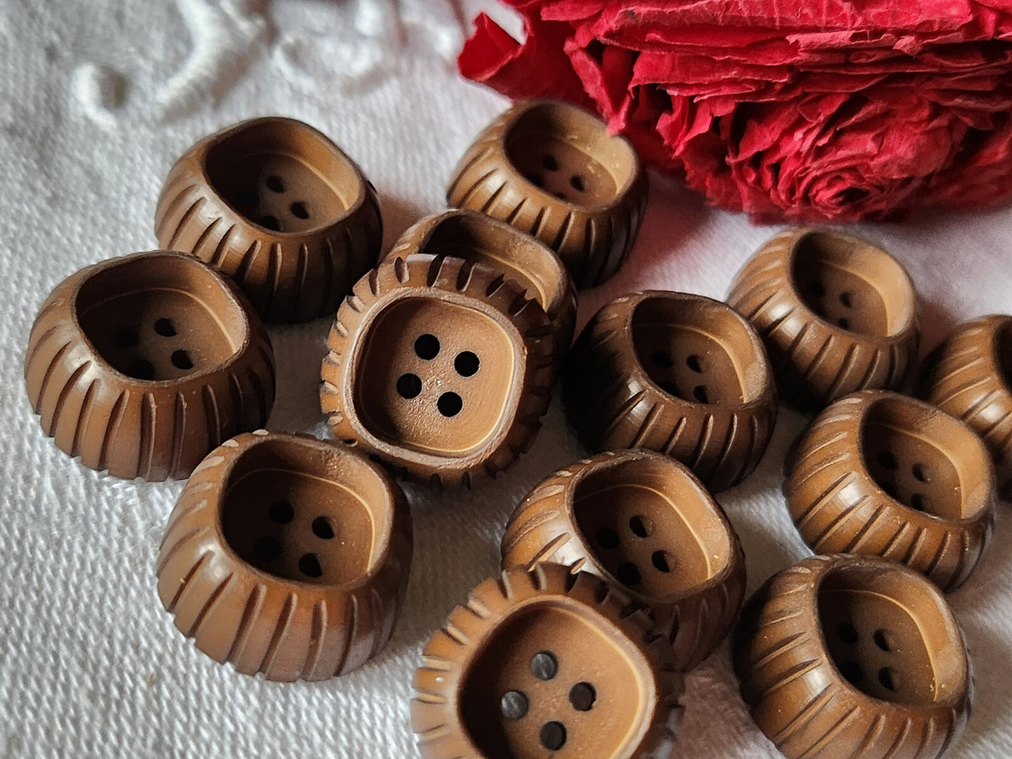 Lot 12 boutons vintage vintage marron haut rebord trou  1,6 cm ref 3072