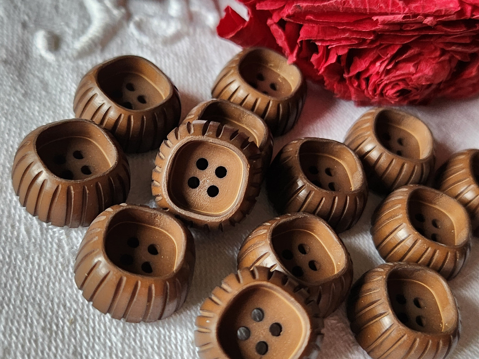 Lot 12 boutons vintage vintage marron haut rebord trou  1,6 cm ref 3072