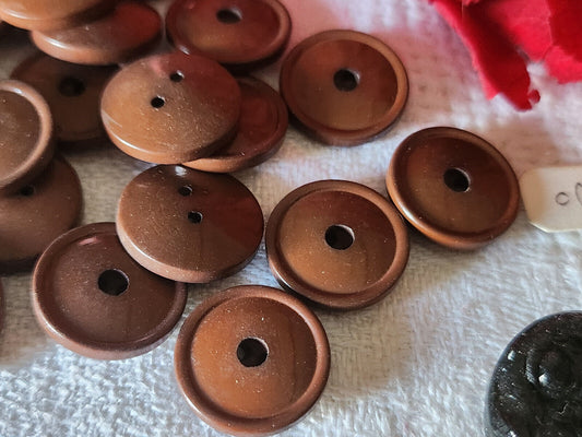 Lot 24 boutons vintage marron effet trous sifflet 1,4 cm ref 5166