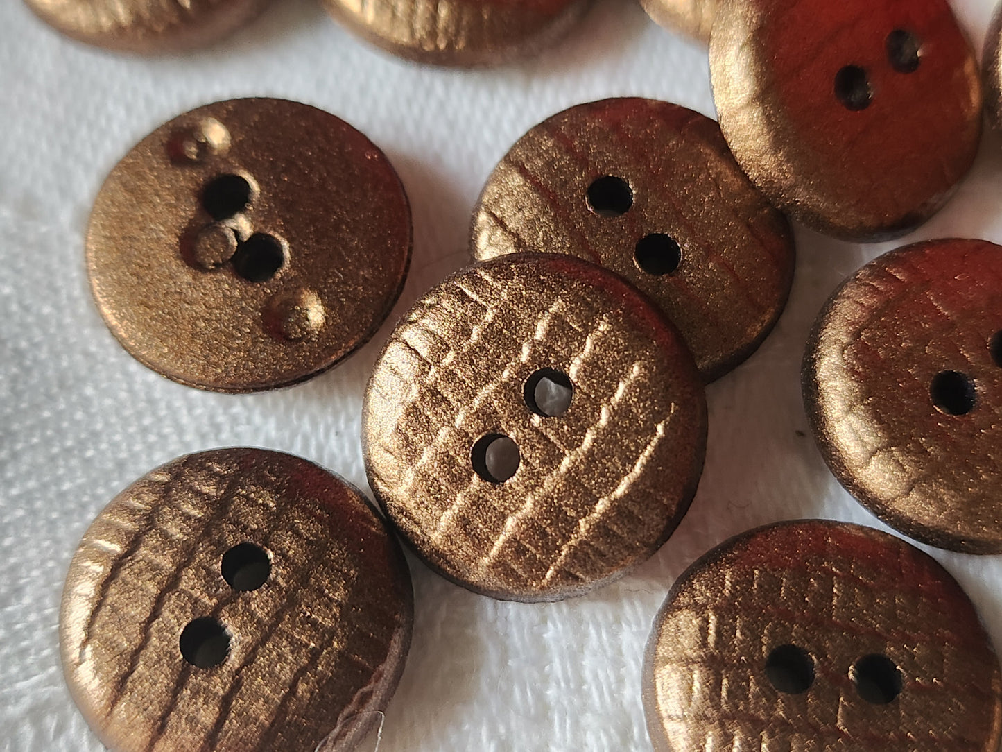 Lot 16 boutons marron metalisé  fond d'atelier  1,5 cm  reptile  ref 931