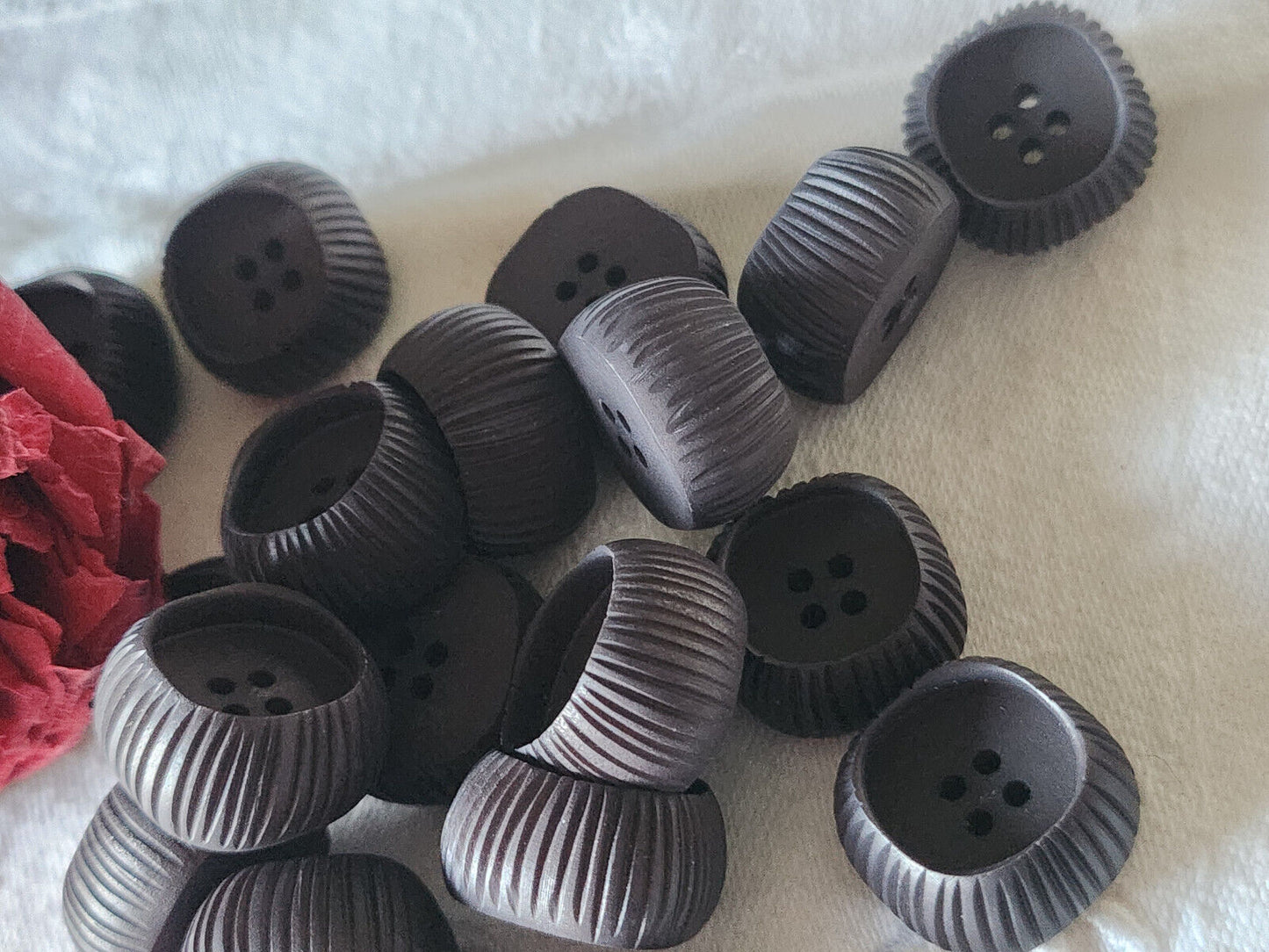 Lot 8 hauts boutons vintage marron travaillé 1,8 cm trous ref 3289