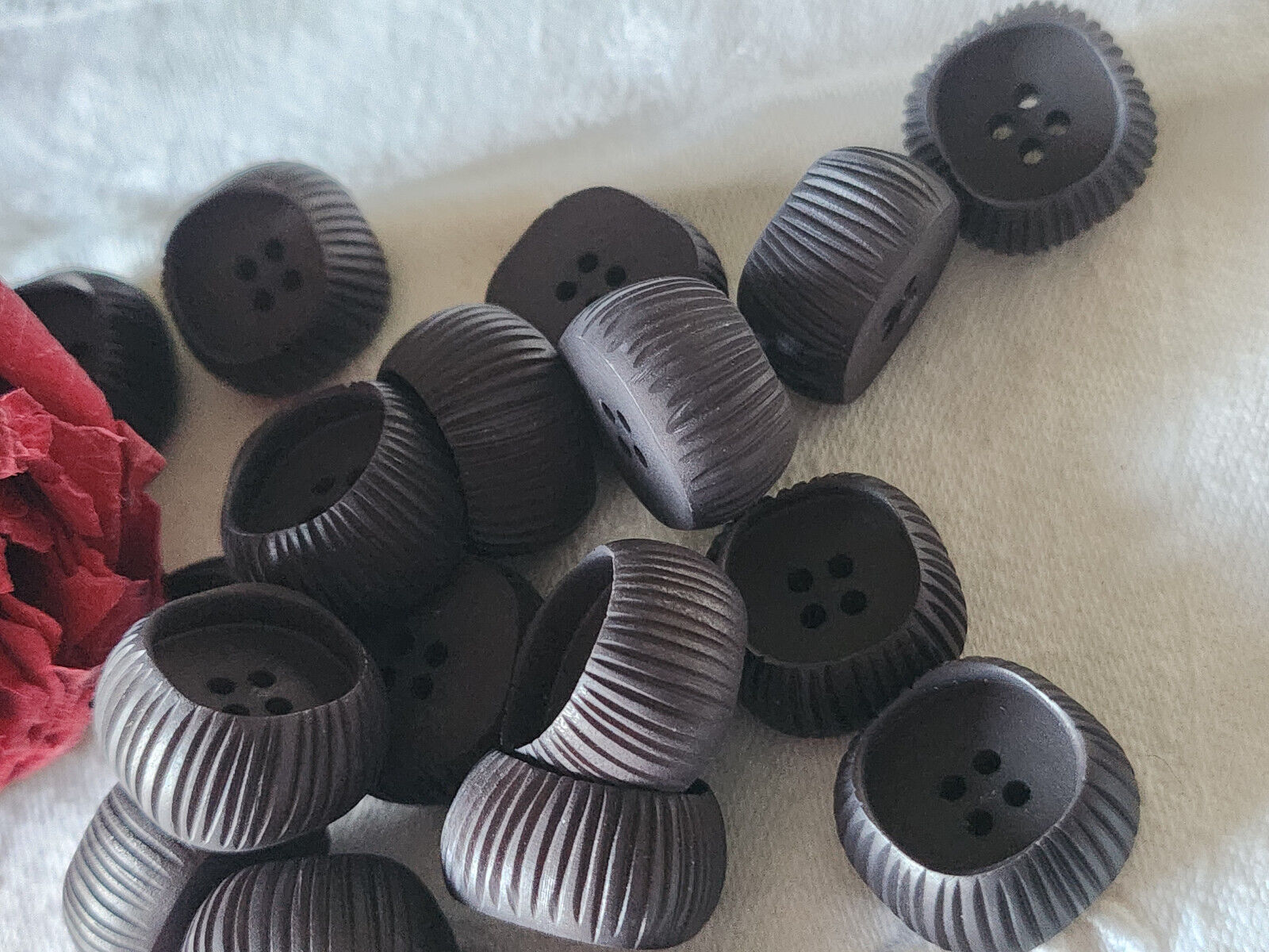 Lot 8 hauts boutons vintage marron travaillé 1,8 cm trous ref 3289