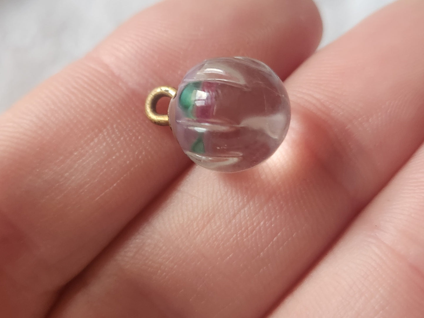 Ancien bouton en verre boule inclusion d'une fleur rose 1,2 cm D16B