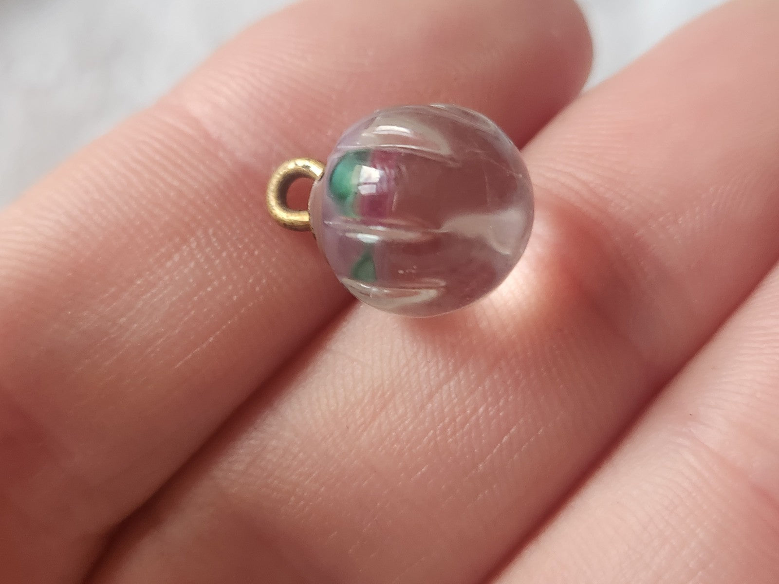 Ancien bouton en verre boule inclusion d'une fleur rose 1,2 cm D16B