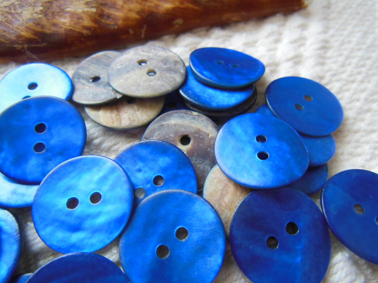 Lot 12 boutons en nacre bleu 2 trous diamètre: 1,8 cm  TC