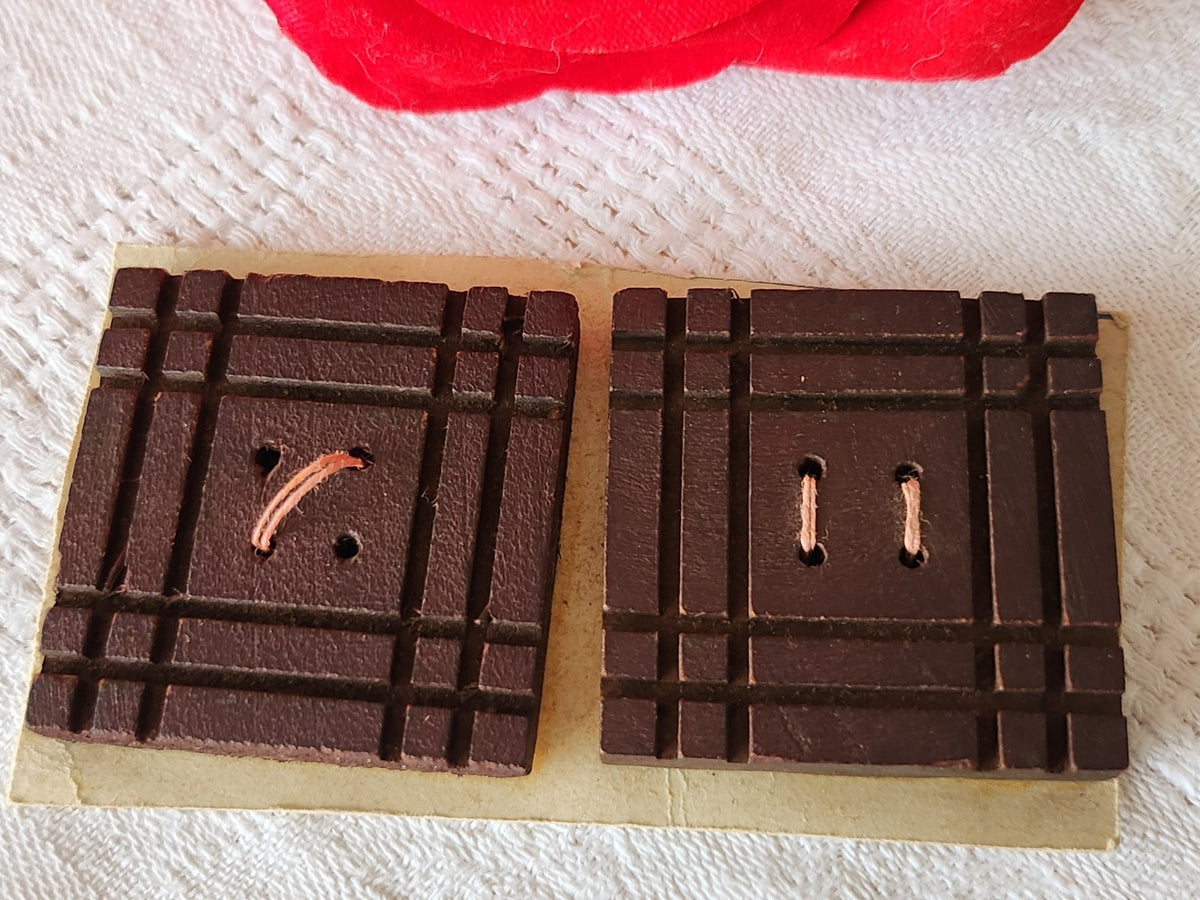 Duo gros boutons ancien en bois ciselé marron  3,6 cm ref 5599