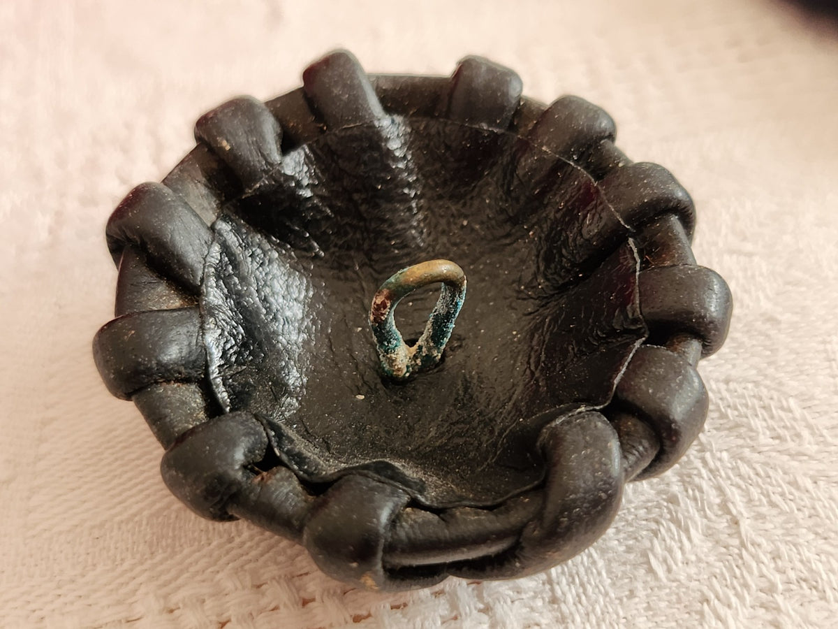 Gros bouton ancien en cuir 4,3 cm moir 43 mm parurier collection ref 6589