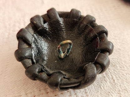 Gros bouton ancien en cuir 4,3 cm moir 43 mm parurier collection ref 6589