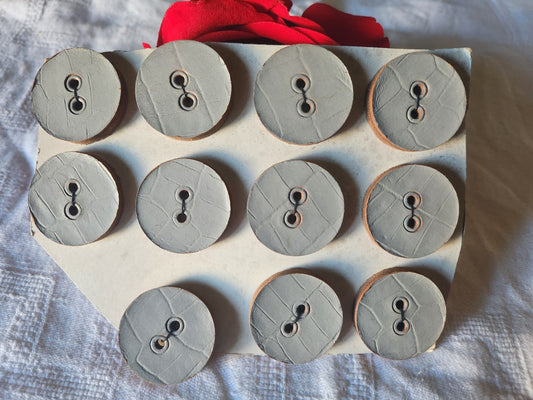 Plaque de 11  boutons anciens en cuir gris gros 2,8 cm à trous