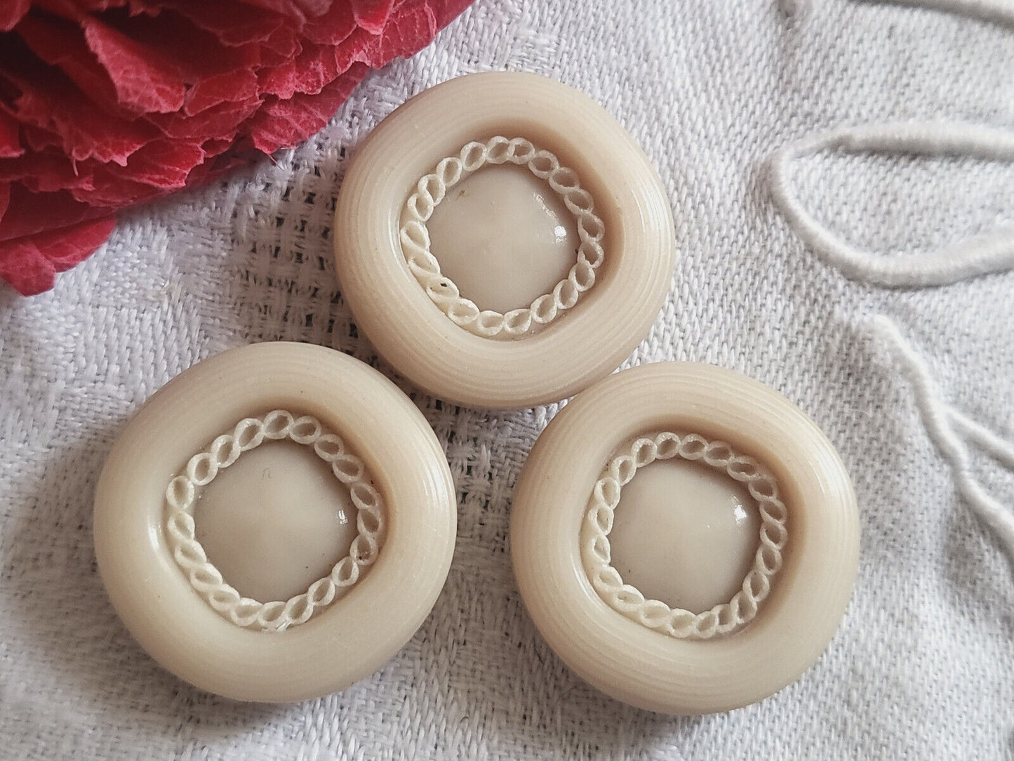 Trio jolis boutons vintage à pied beige texturé  2,2 cm ref 5735