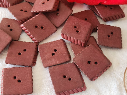 Lot 21  boutons anciens en bois vintage style petit lu rouge 2,4 cm ref 5971