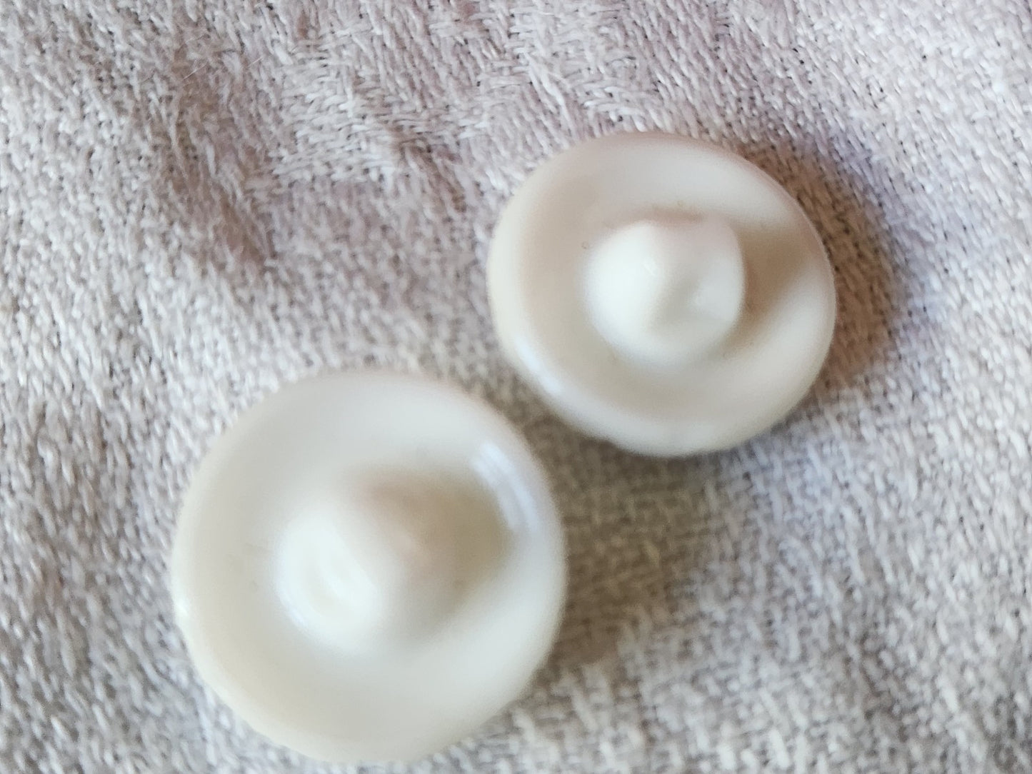 Duo boutons anciens en verre vintage blanc vert 1,7 cm G18G