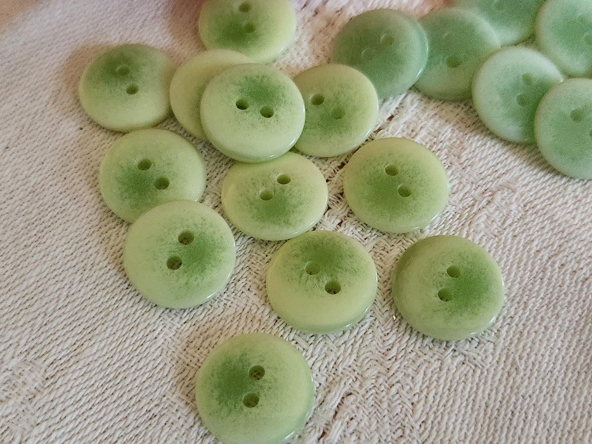 Lot 22 boutons vintage vert camaieu deux series trous 1,3 cm ou 13 mm ref 6575