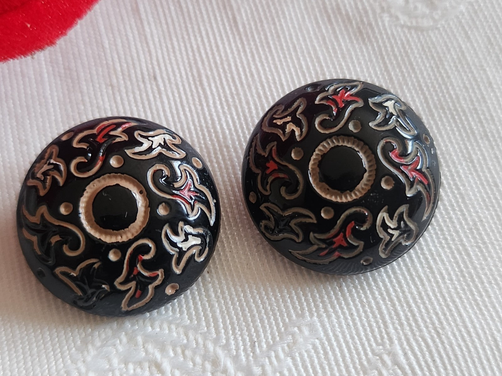 Duo boutons anciens en verre noir peint à pied   1,8 cm D15C
