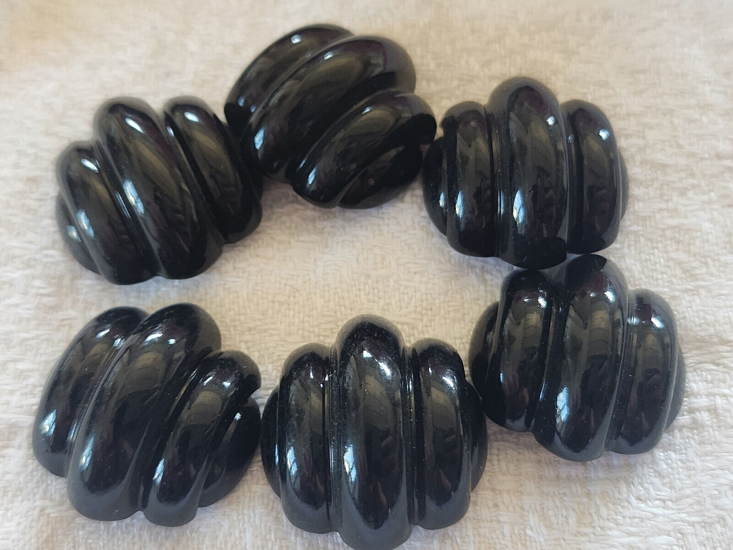 Lot 6  boutons vintage noir forme original pied plat 2 cm sur 2,1 cm ref 0056