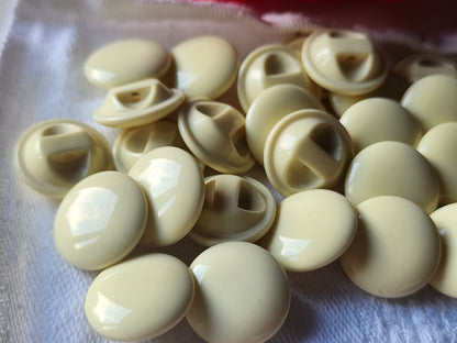 Lot 12 boutons vintage créme à pied lisse 1,4 cm ref 2890