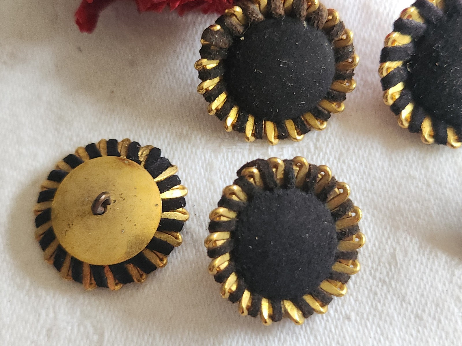 Collection lot 5 boutons ancien en métal ornement parurier 2,3 cm ref 1234