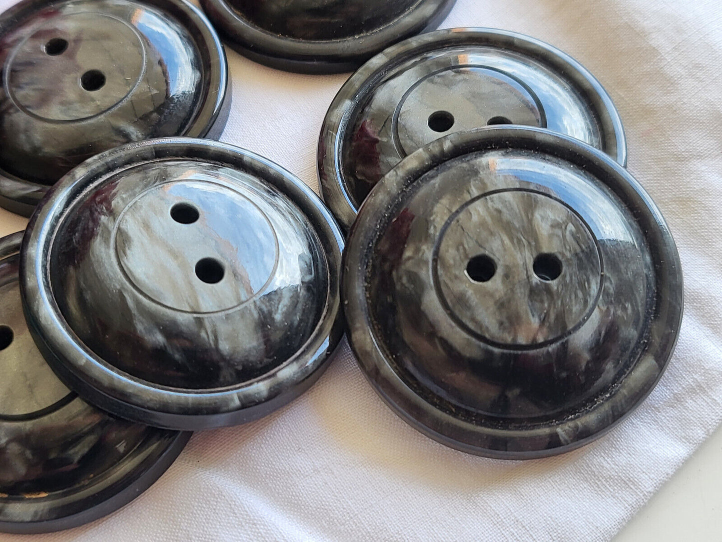 Lot 8 gros  boutons anciens gris moucheté bombé trou 3 cm ref 0088
