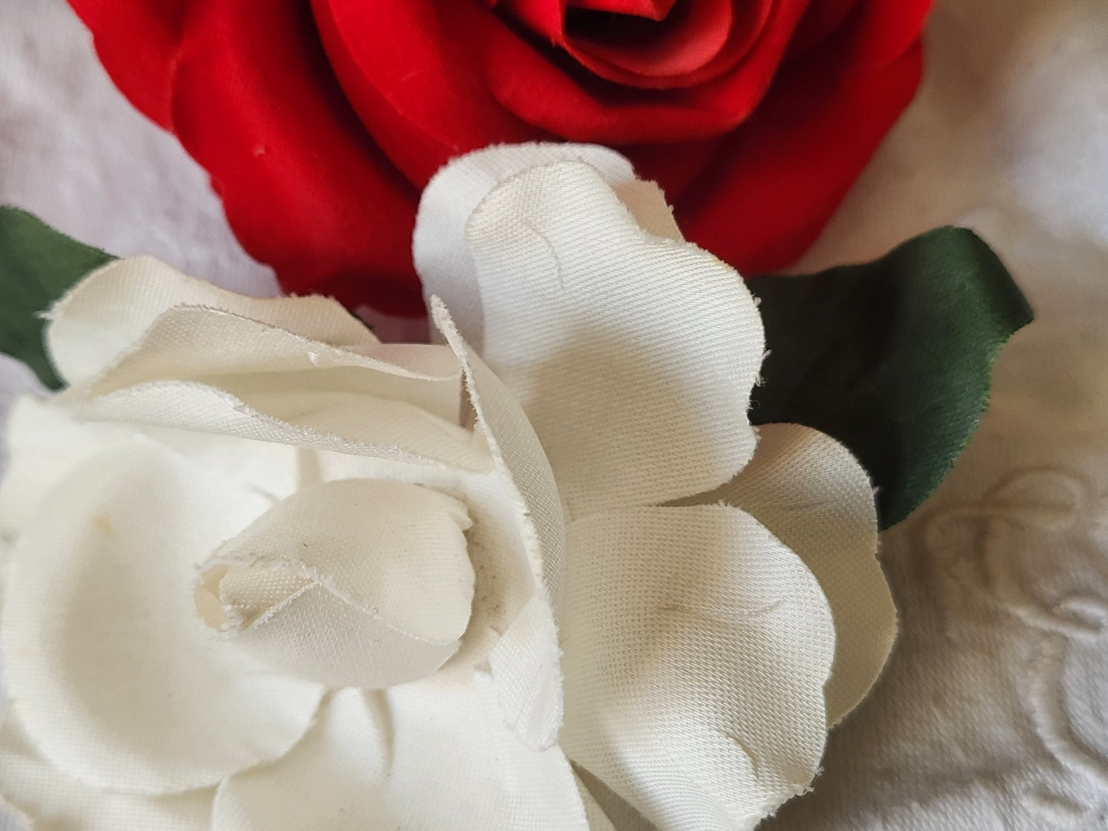 Grosse fleur ancienne blanche  montée en broche modiste T0-18