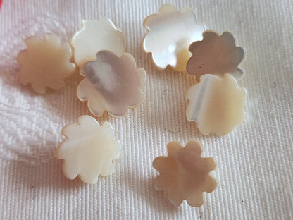 Collection lot 8 boutons vintage en nacre beige  1,1 cm et 1,2 spirale ref 6407