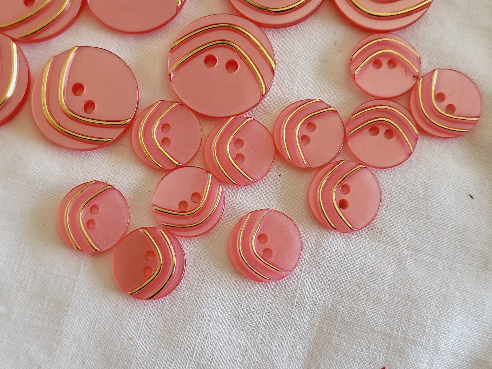 Lot 18 boutons  vintage  panaché rose doré mm serie  1,1 et 1,8 cm ref 3787