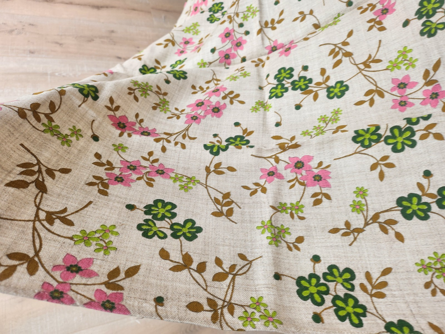Nappe vintage avec 4 serviettes jamais utilises fleur 110sur 185 cm  B8