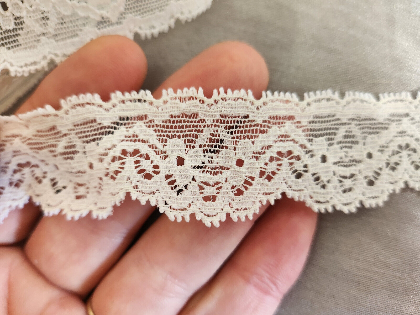 Dentelle vintage  large élastique 6 mètres sur 2,8 Cm A1