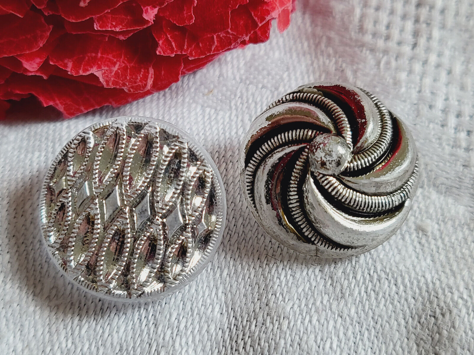 Duo boutons anciens en verre argenté teinte passée 1,8 cm D13c