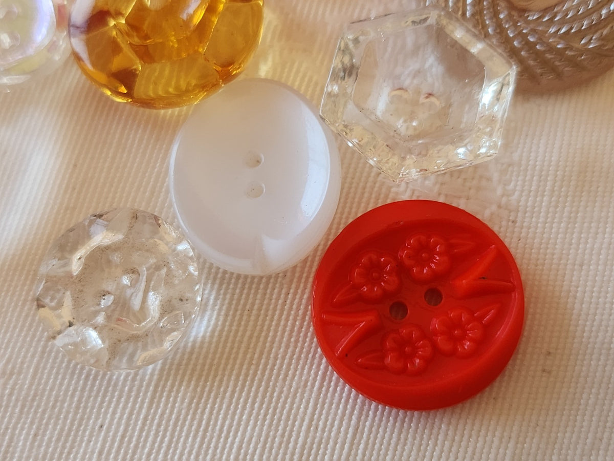 Lot 11 boutons anciens en verre à trous panaché 1,2 à 2,3 cm ref 6621