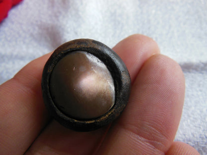interressant trés ancien bouton en cuir et nacre pied métal 2,5 cm G12M
