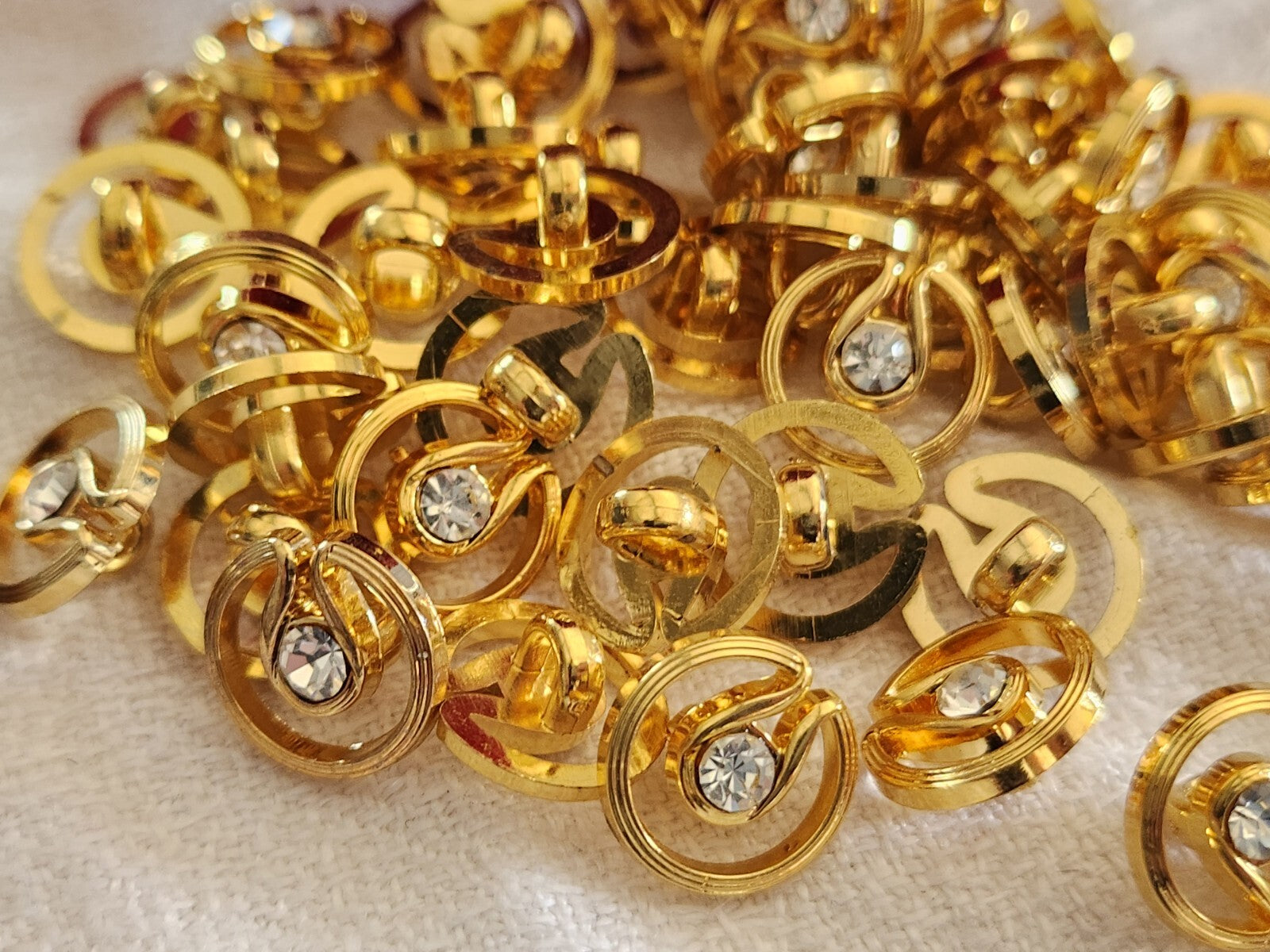 Lot 18 boutons fond d'atelier acrylique doré avec strass pied 1,2 cm ref 4930