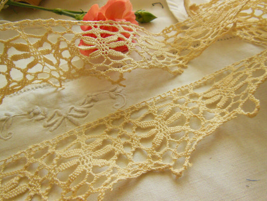 Dentelle large ancienne 1 mètre 40 sur 4 cm T3-34
