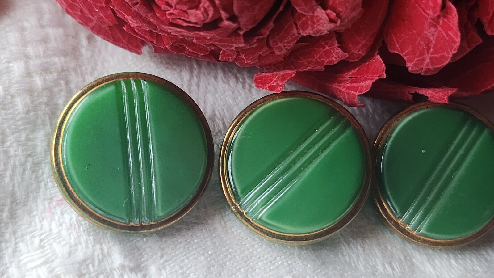 Trio anciens boutons en verre  doré vert travaillé à pied  1,7 cm D9G