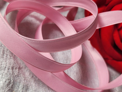 Ruban fin ancien nylon rose  épais 5 mètres sur 1 cm plutôt raide B5 n°28
