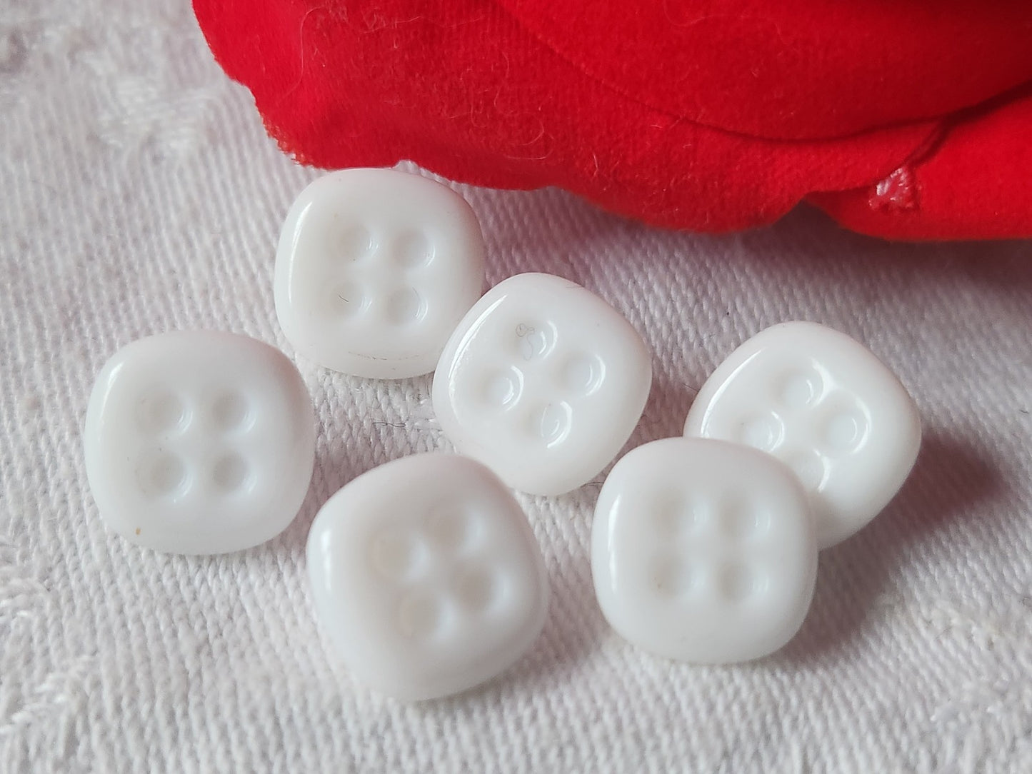 Lot 6 boutons vintage en verre blanc carré 1,2 cm ref 5146