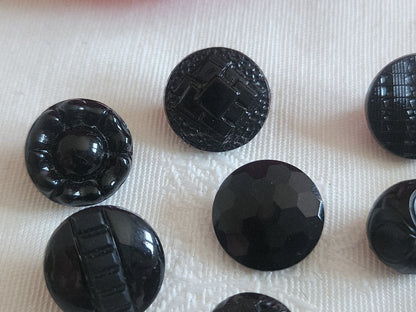 Lot 10 boutons anciens vintage  en verre noir  panaché 1,1 à 1,3 cm ref 6237