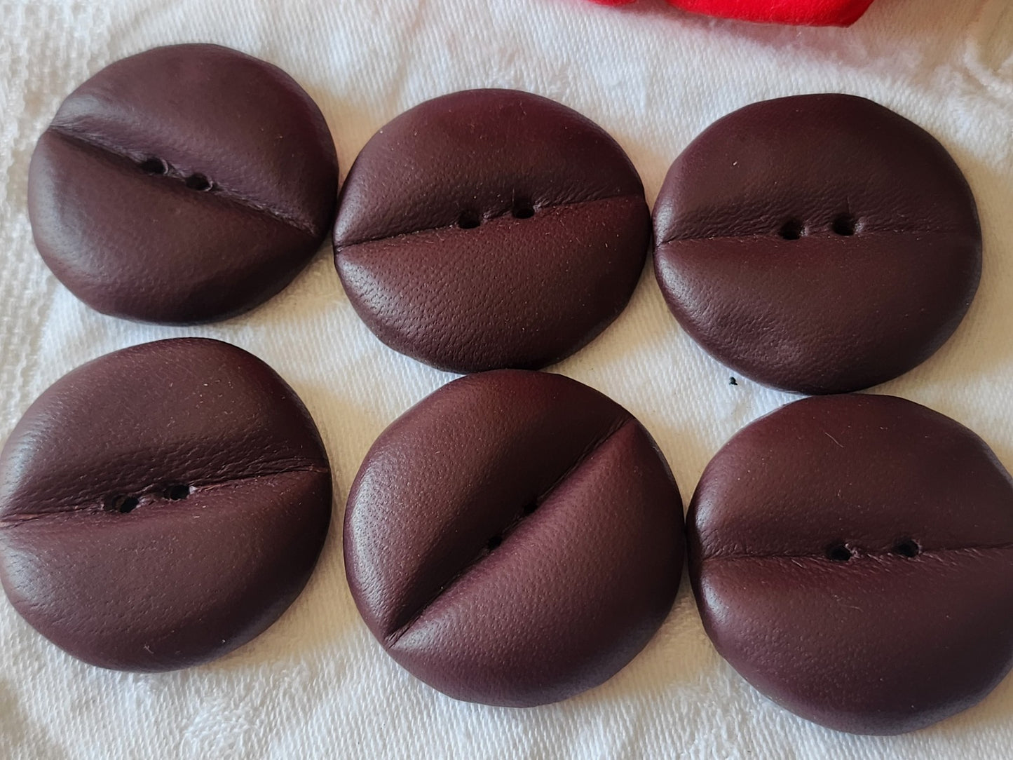 Lot  6 énormes boutons anciens en cuir xxl lie de vin 4 cm ref 6024 **
