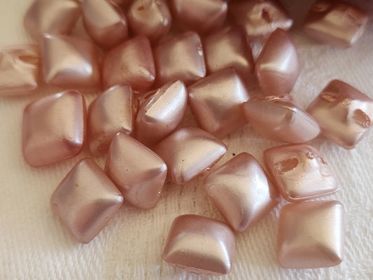 Lot 15 mini boutons vintage rose nacrés plastique pied carré 0,9 cm ref 683