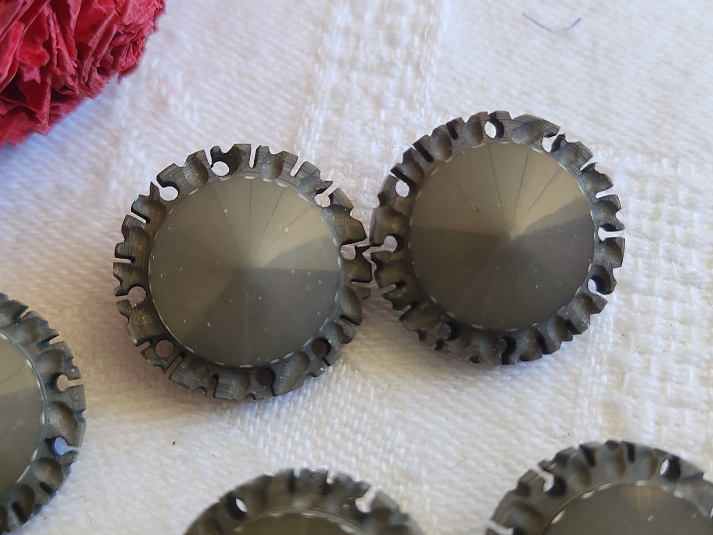 Collection lot 6 boutons anciens sculpté ajouré bord gris 1,8 cm ref 795