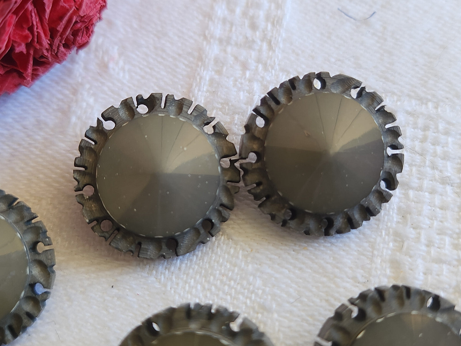 Collection lot 6 boutons anciens sculpté ajouré bord gris 1,8 cm ref 795