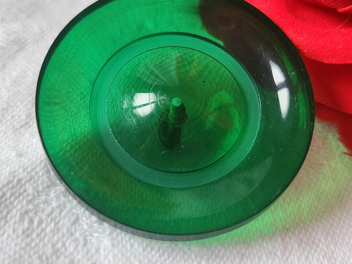 Gros bouton vintage vert transparent pied laiton 3,9 mm ref 1320
