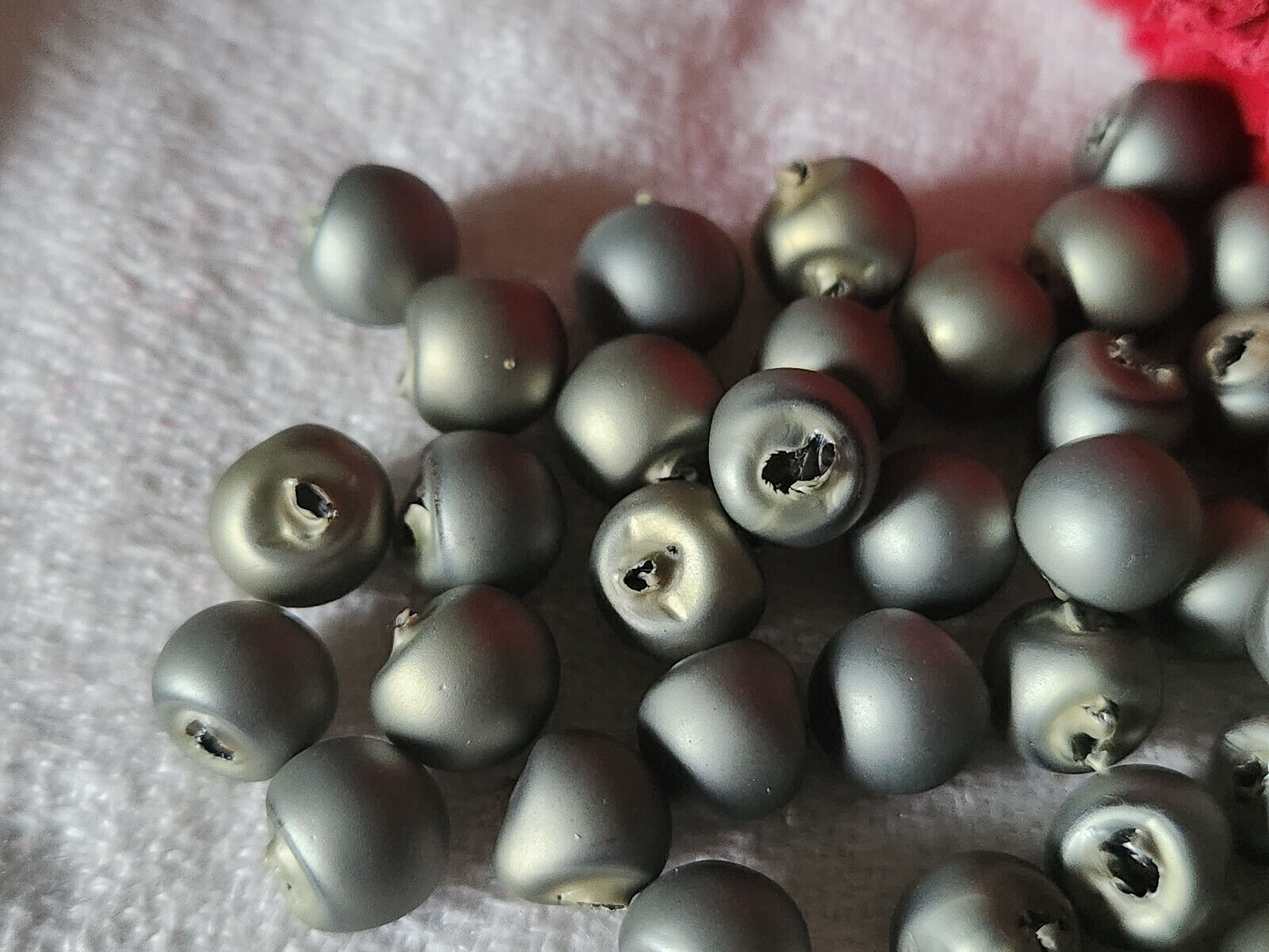 Lot 12 mini boutons anciens en verre satiné gris mat boule 0,7 cm ref 5295