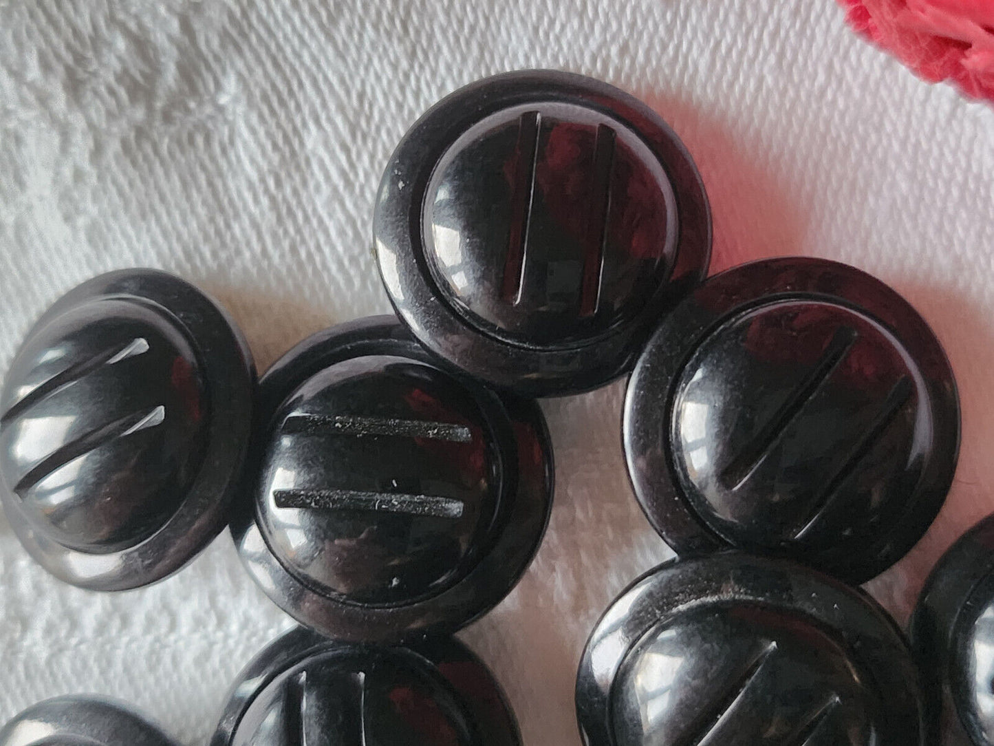 Lot 10 boutons vintage noir bombé strié ajouré 1,9 cm pied ref 836