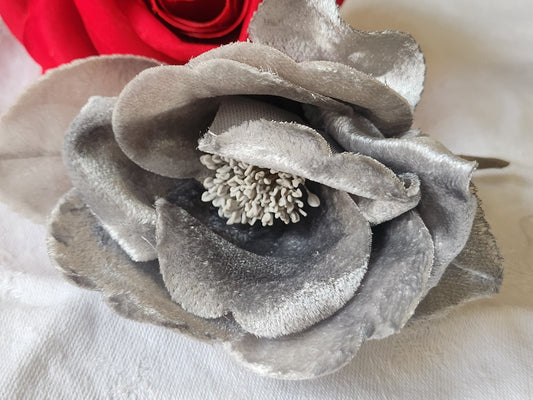 Grosse fleur ancienne gris  montée sur broche velours 10 cm sur 7 cm T0-04