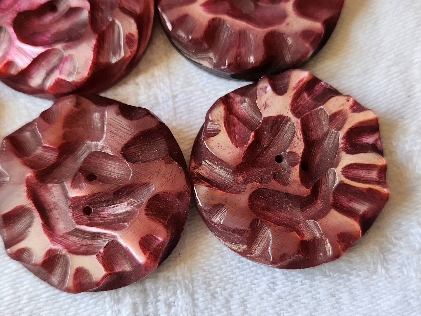 Lot 5 boutons anciens en nacre épais rose 2,5 et 2,7 cm (1 seul)  ref 3791