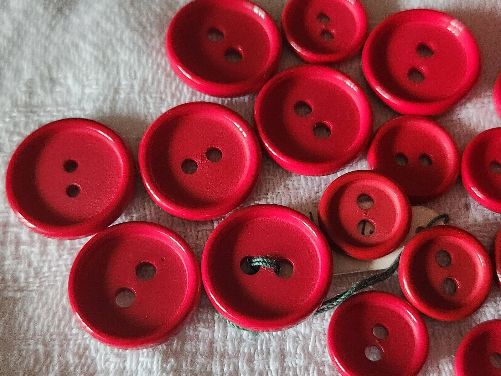 Lot 21 boutons vintage rouge panaché trous  1,1 à 1,5 cm ref 806