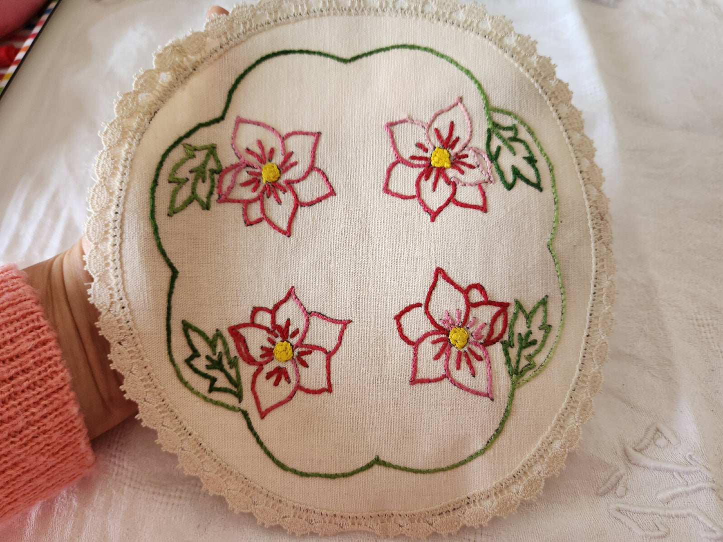 Napperon ancien broderie main jamais utilisé fleur couleur lin 19,5 cm B6